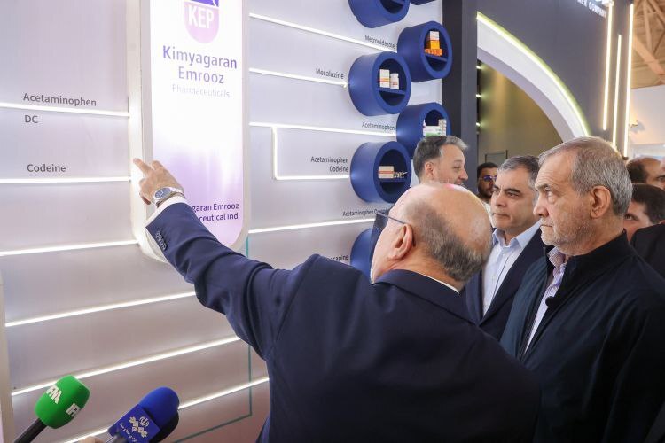 بازدید مسعود پزشکیان از نمایشگاه نفت