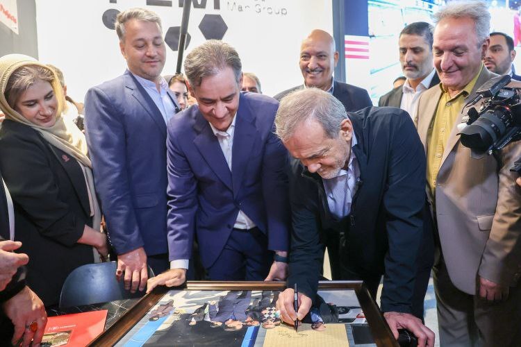 بازدید مسعود پزشکیان از نمایشگاه نفت