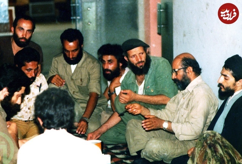 شهید چمران در جمع چریک‌های جنوب شهر تهران