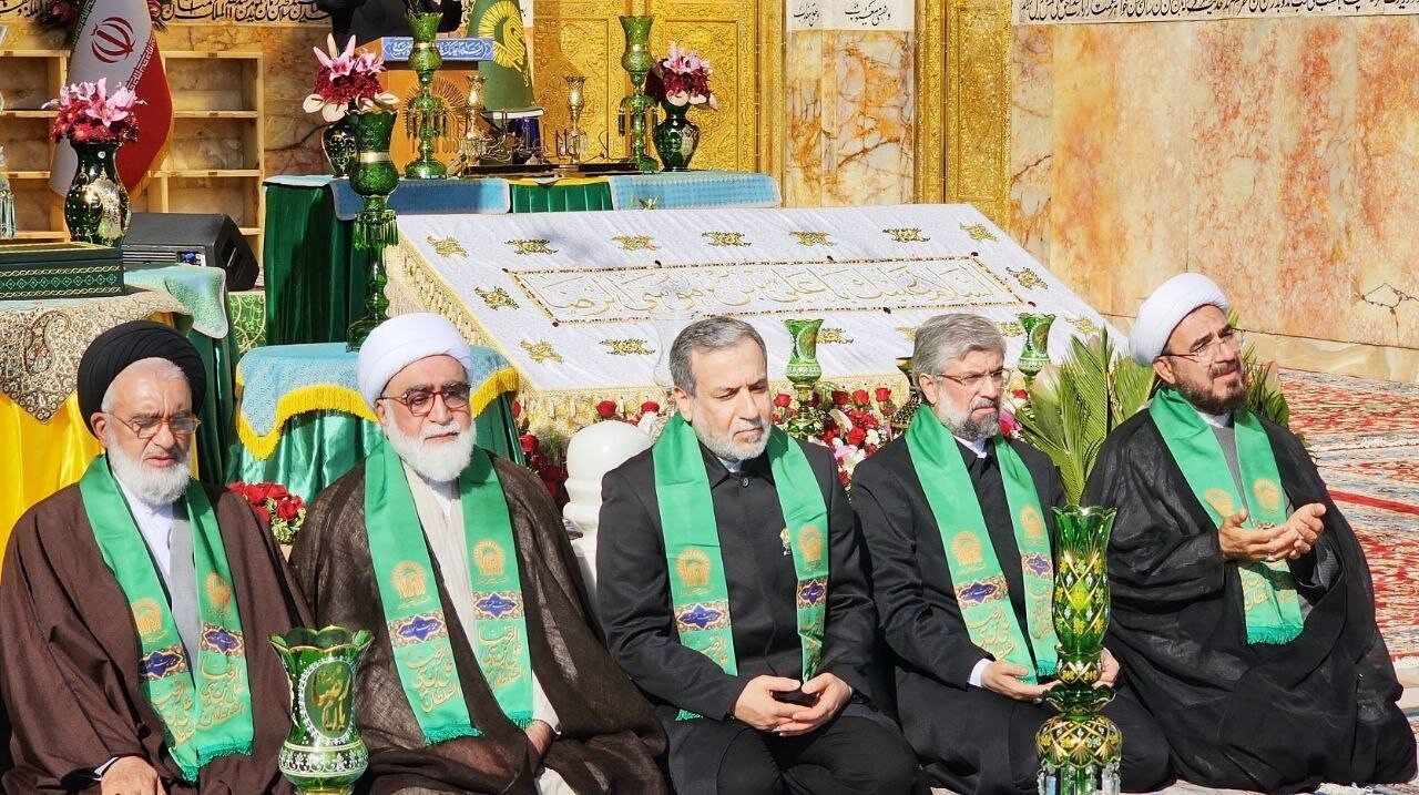 تصویری از حضور عراقچی در مراسم پرچم‌گردانی حرم رضوی