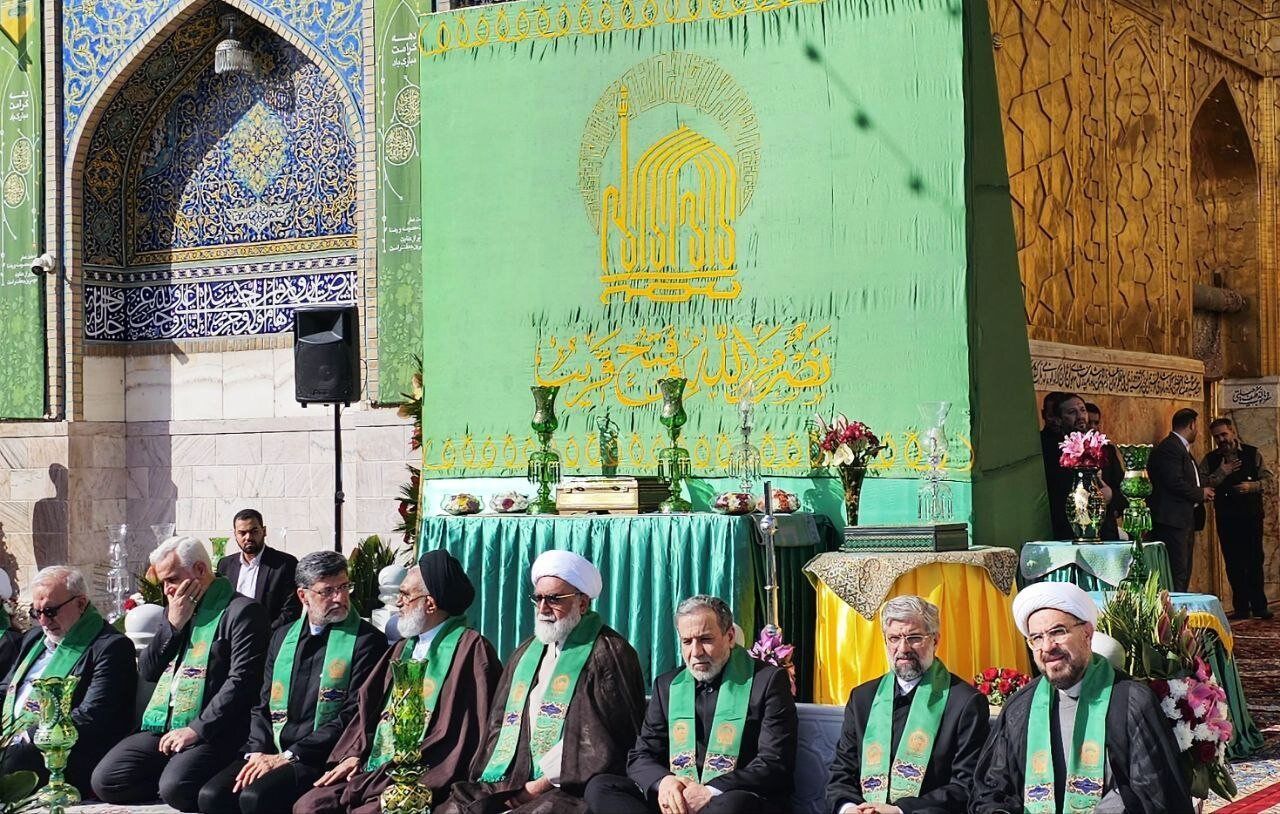 عراقچی مهمان آیین تعویض پرچم گنبد حرم امام رضا (ع)