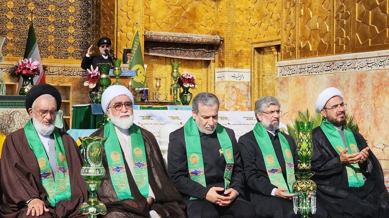 عکس/ حضورعراقچی در آیین تعویض پرچم حرم رضوی