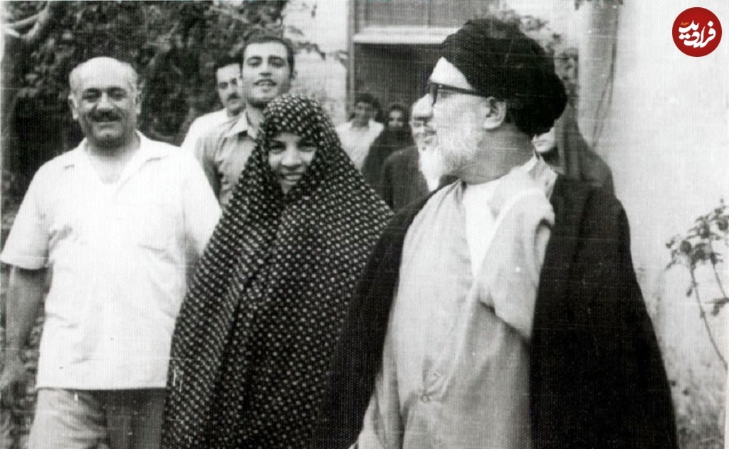 آیت الله طالقانی در کنار همسرش