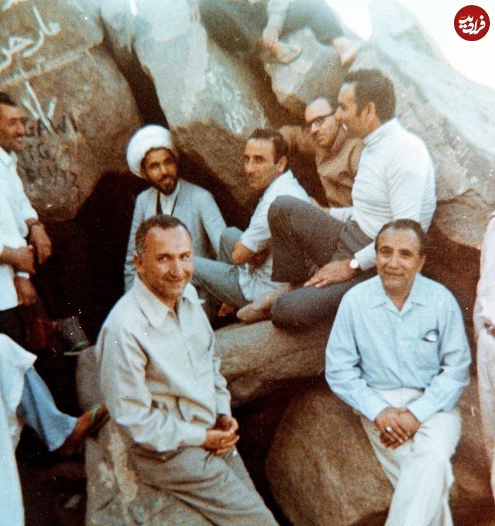 عکس/ شهید مفتح در کنار غار حرا