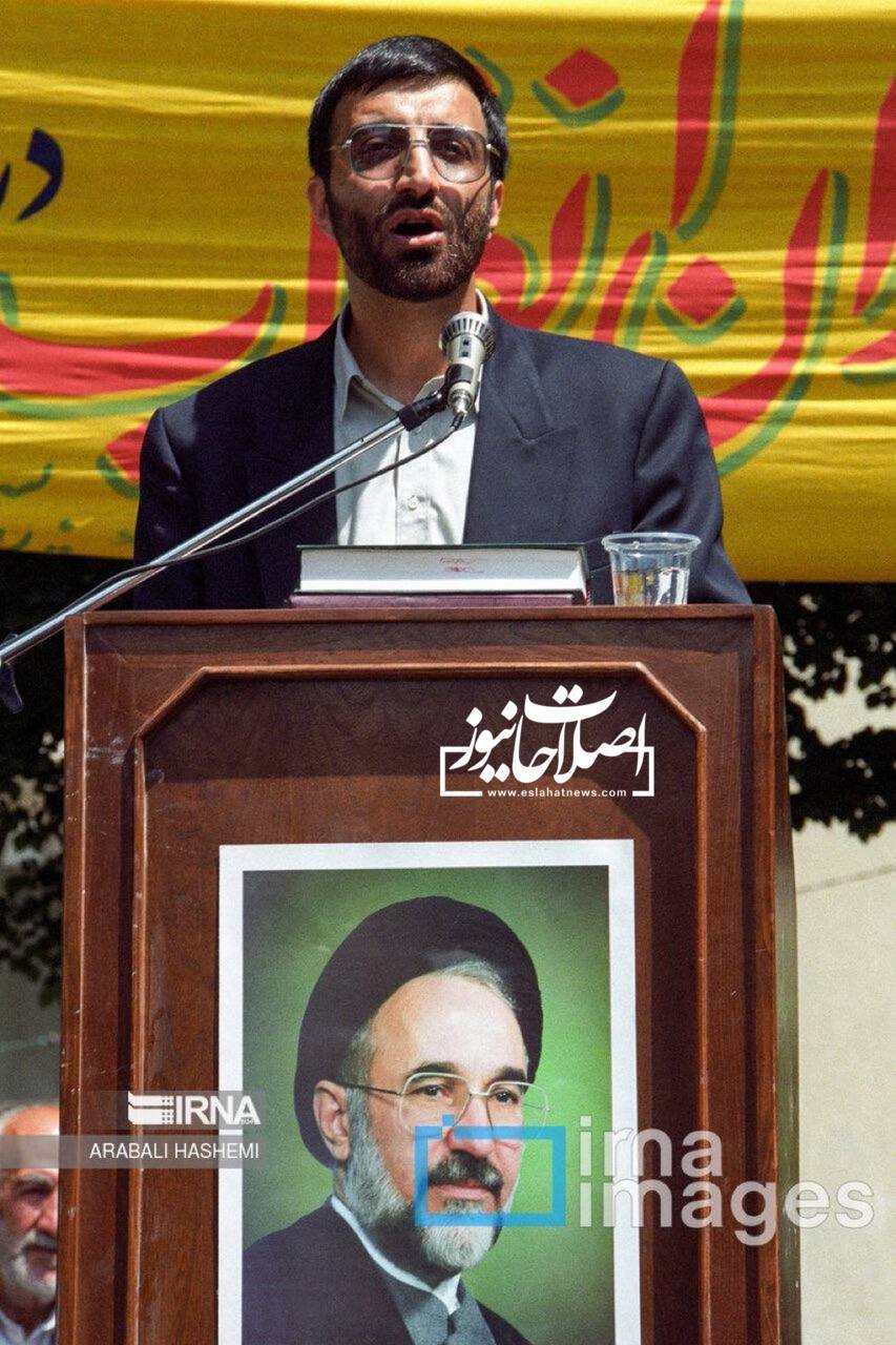 علیرضا زاکانی در حال سخنرانی