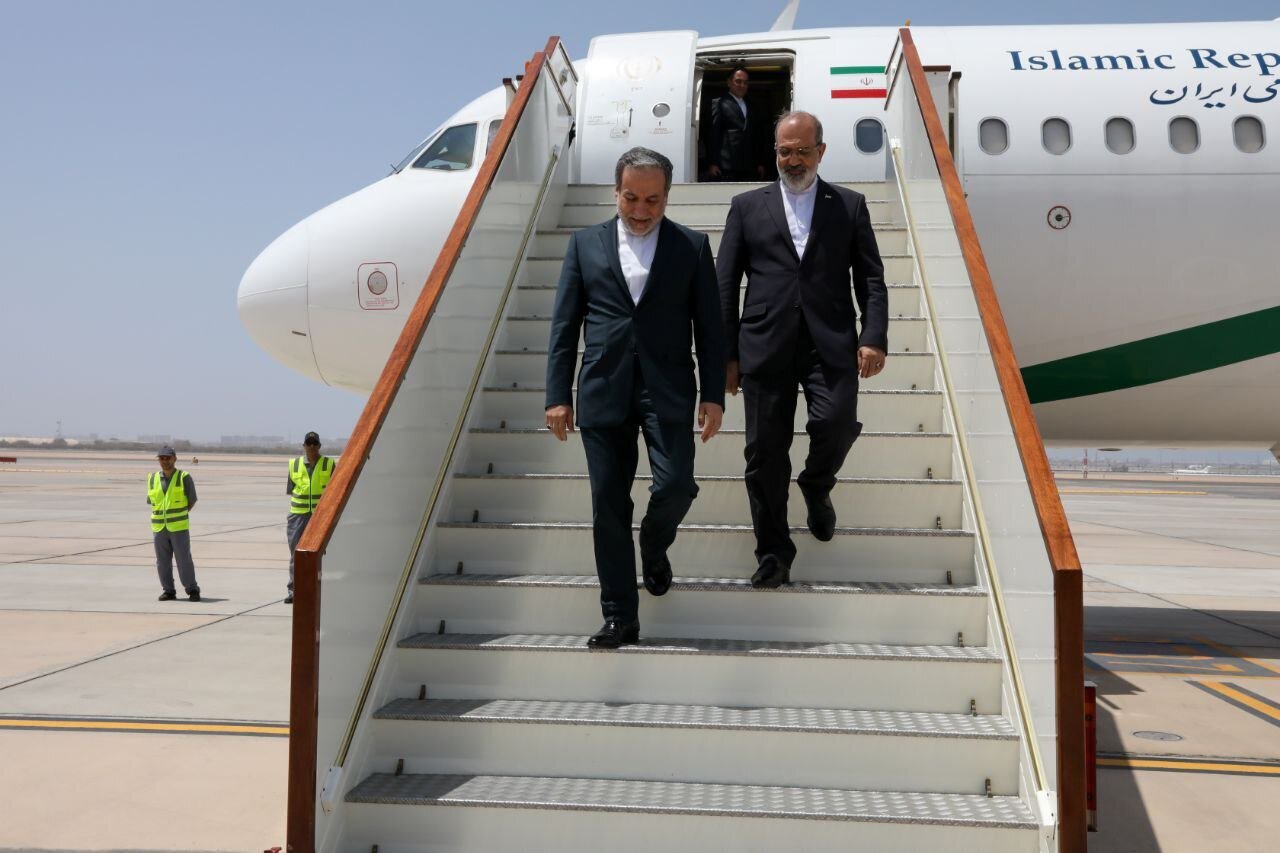 عراقچی در حال پایین آمدن از پله های هواپیما