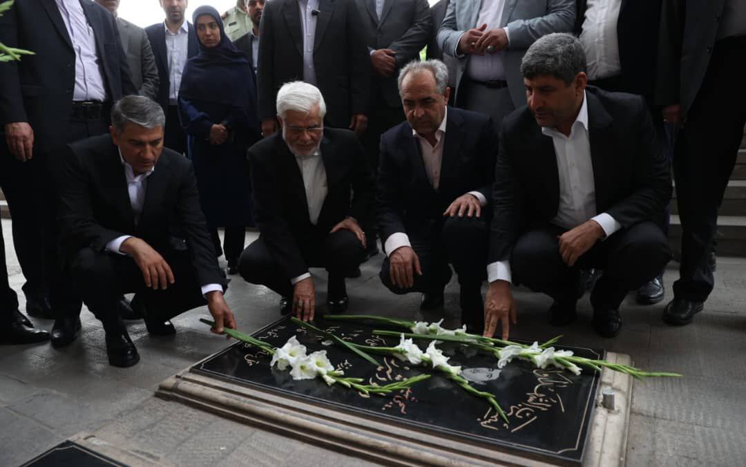 ادای احترام عارف