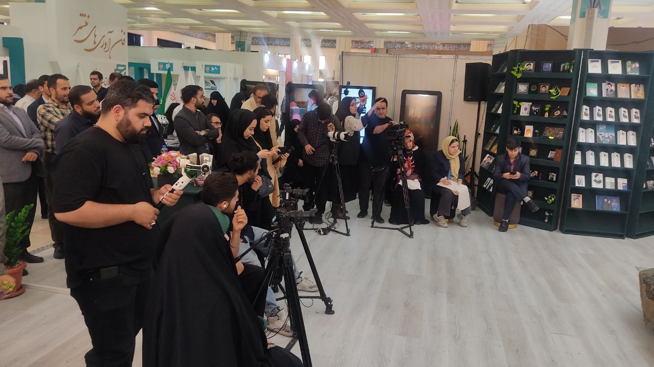 نمایشگاه کتاب رونمایی از نمایشگاه کتابکتاب درباره ابراهیم رئیسی + عکس