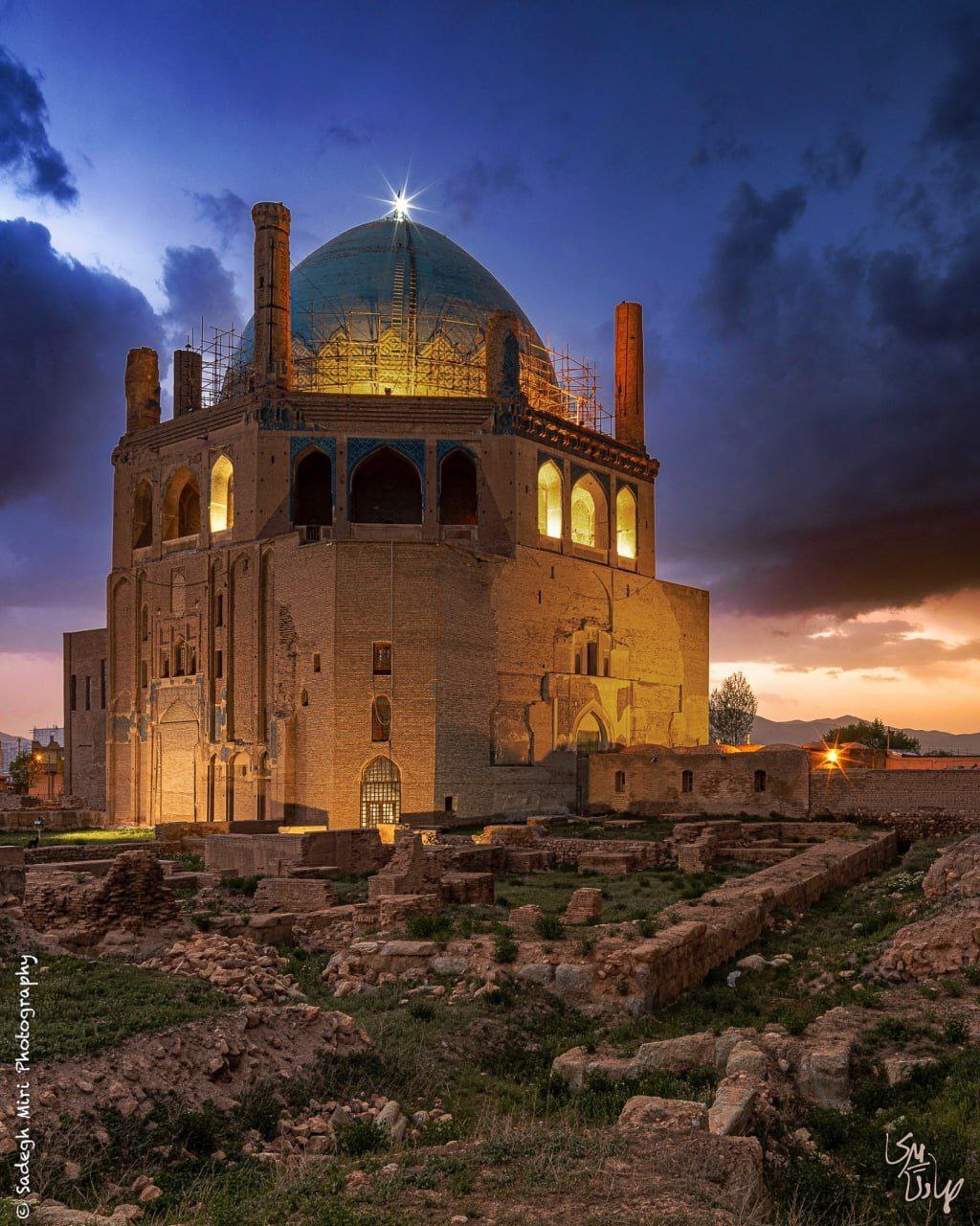 گنبد سلطانیه زنجان در هنگام غروب خورشید