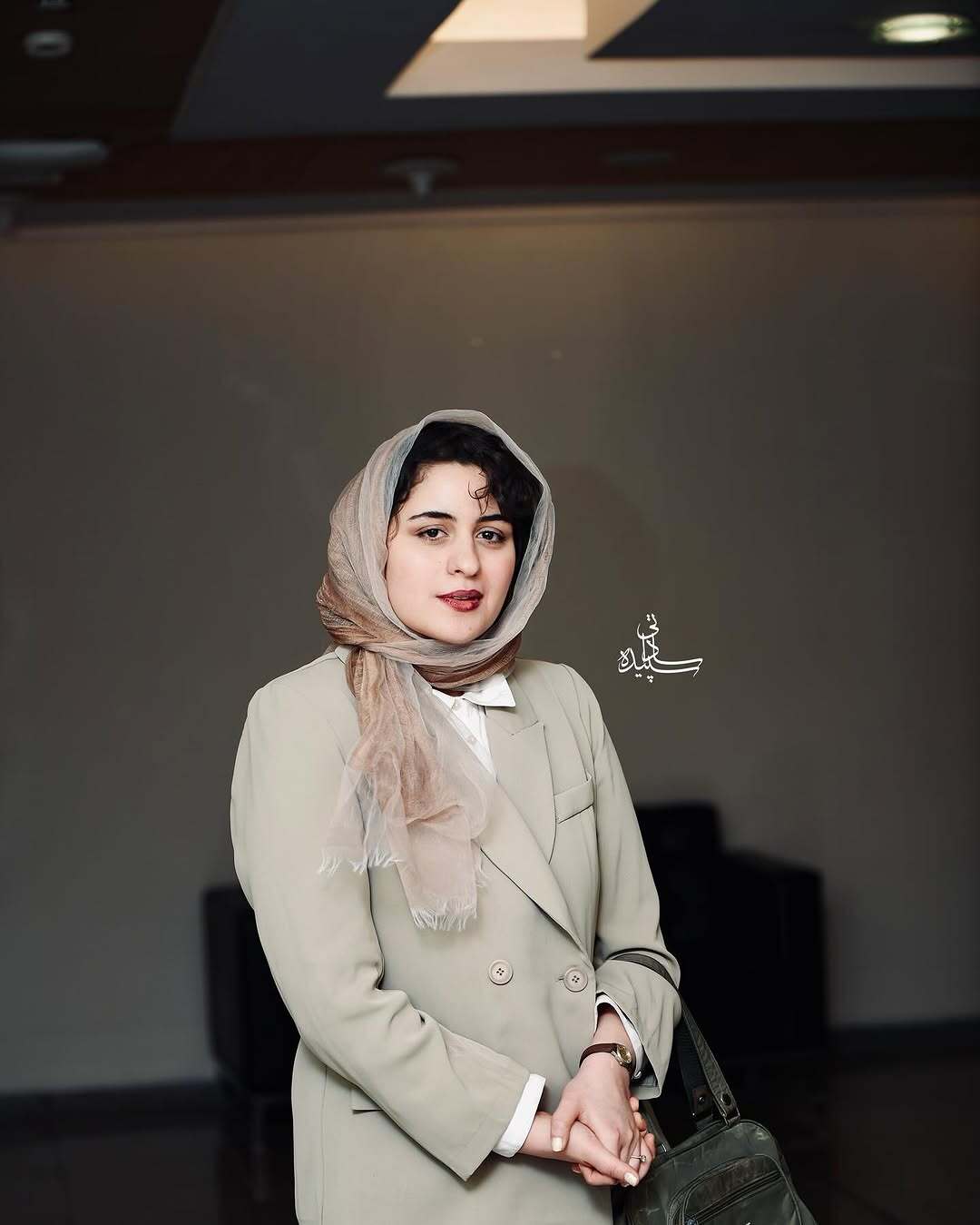 فاطیما بهارمست با کت و شلوار