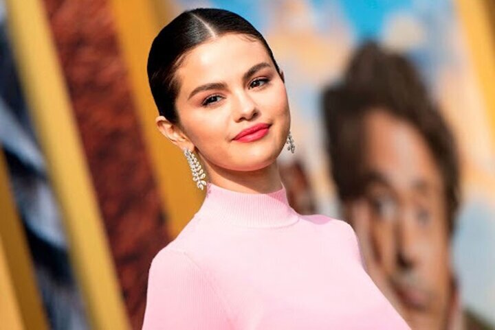 سلنا گومز با بلوز صورتی