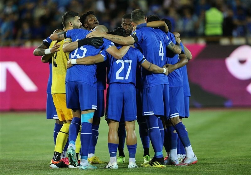 بازیکنان استقلال دست در گردن هم