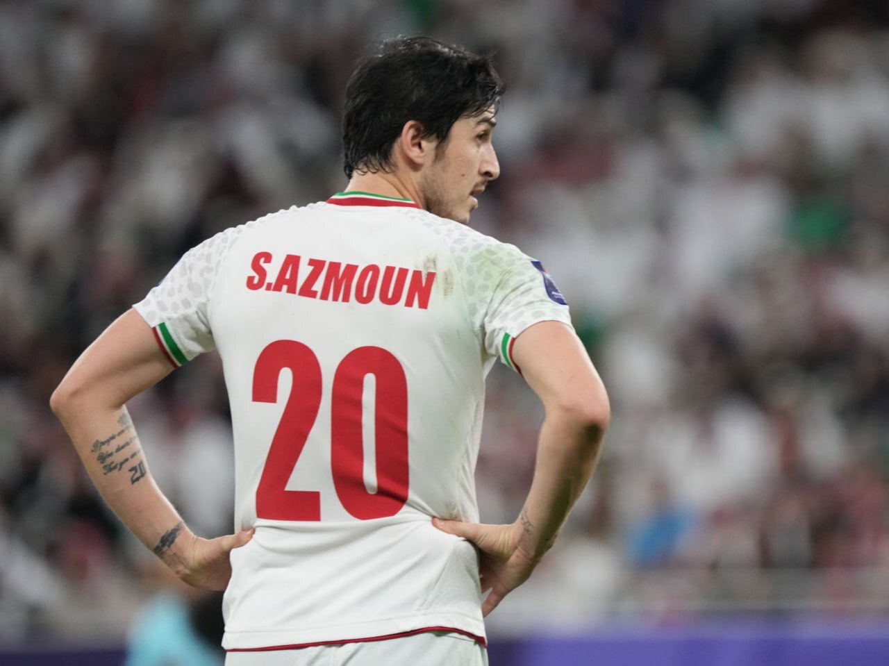 سردار آزمون پشت به دوربین سردار آزمون پشت به دوربین