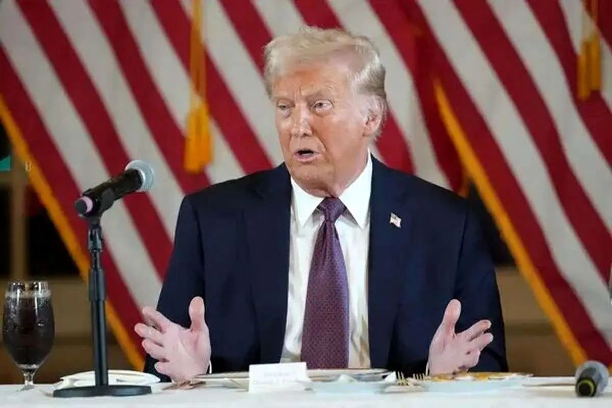 دونالد ترامپ با دستان باز