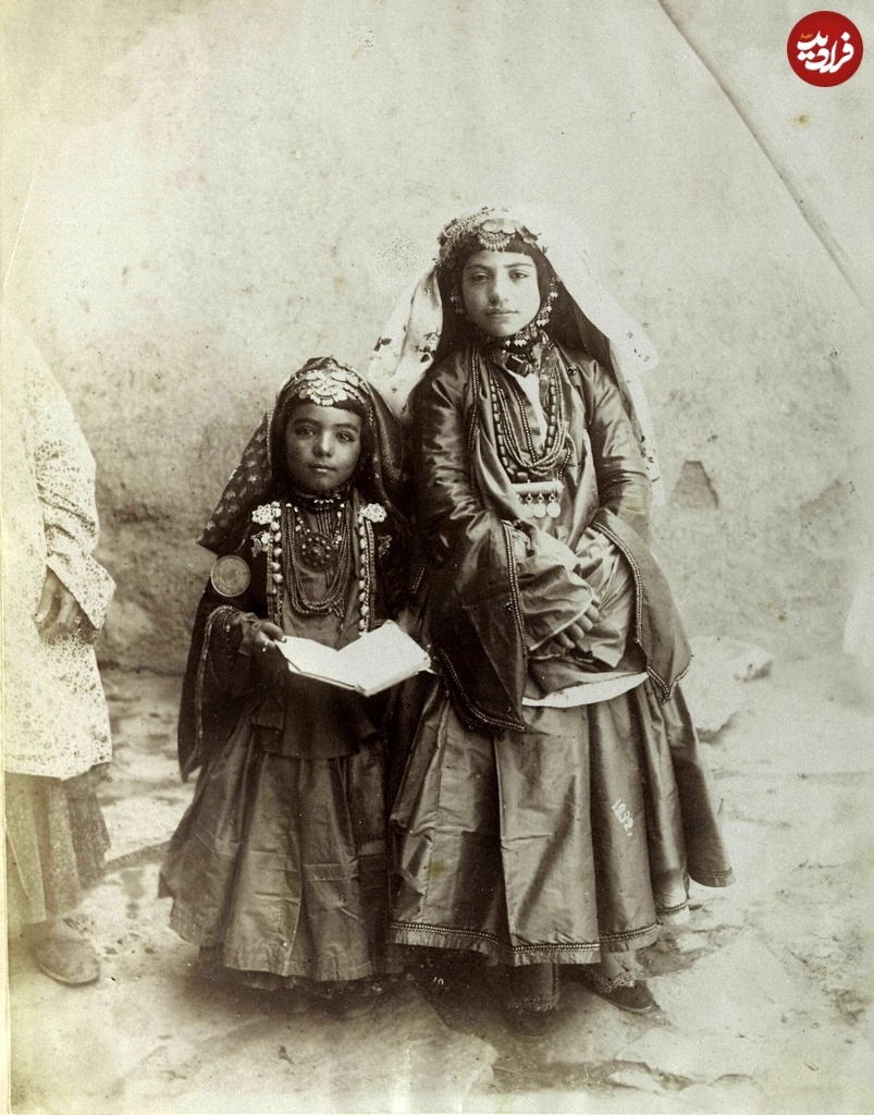 دختر قاجاری با لباس‌های فاخر و اشرافی