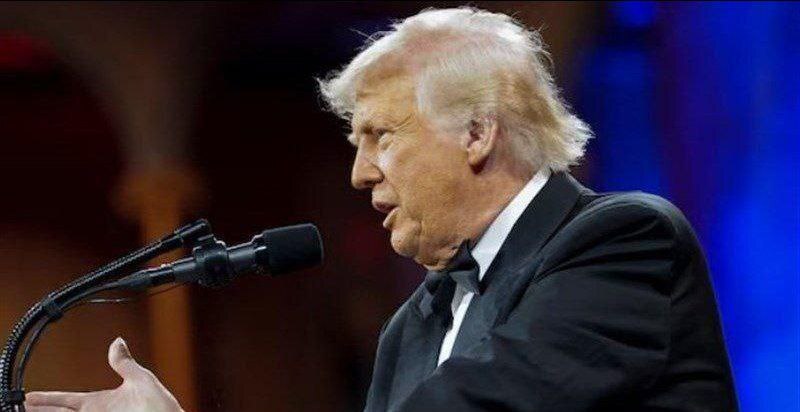 نیم رخ ترامپ در حال سخنرانی
