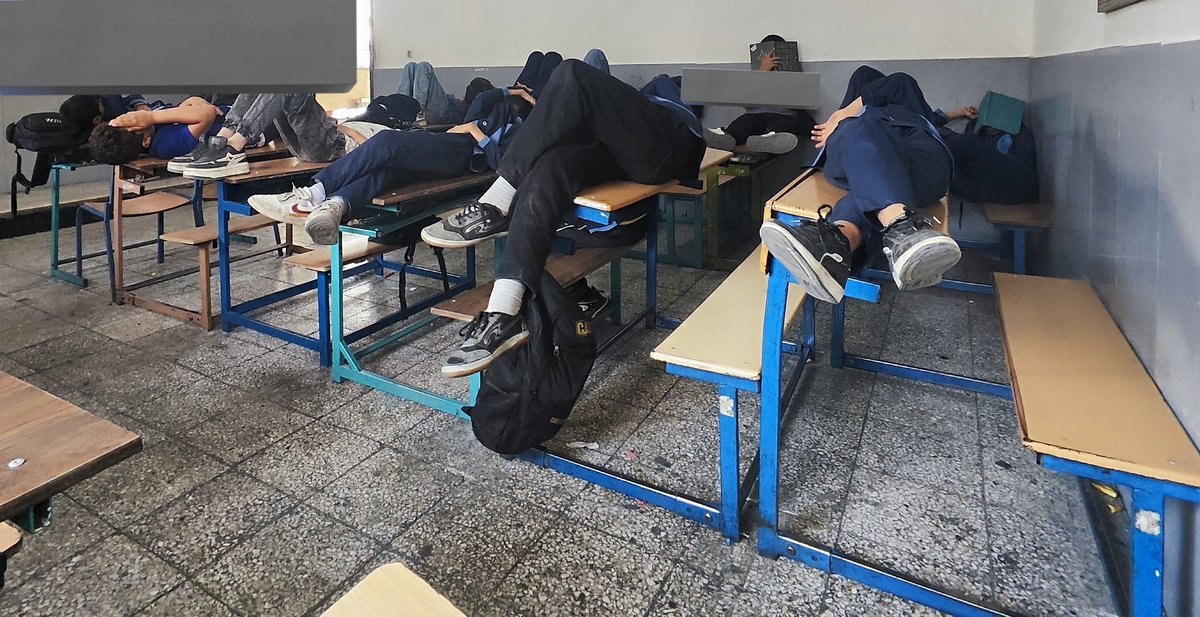 دانش آموزان خوابیده روی میز و نیمکت