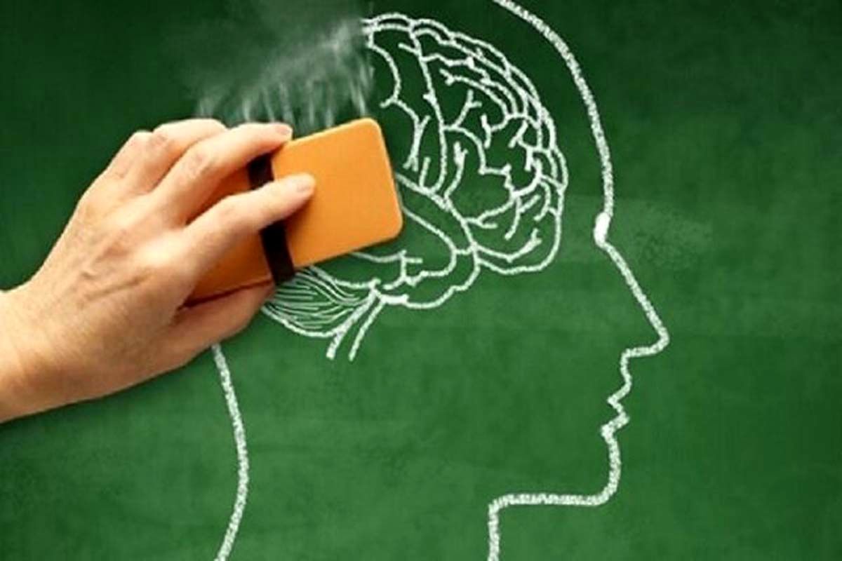 دستی در حال پاک کردن مغز از روی تخته