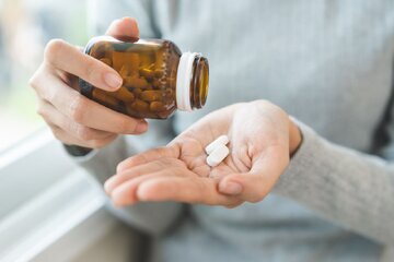 قرص در دستان یک شخص