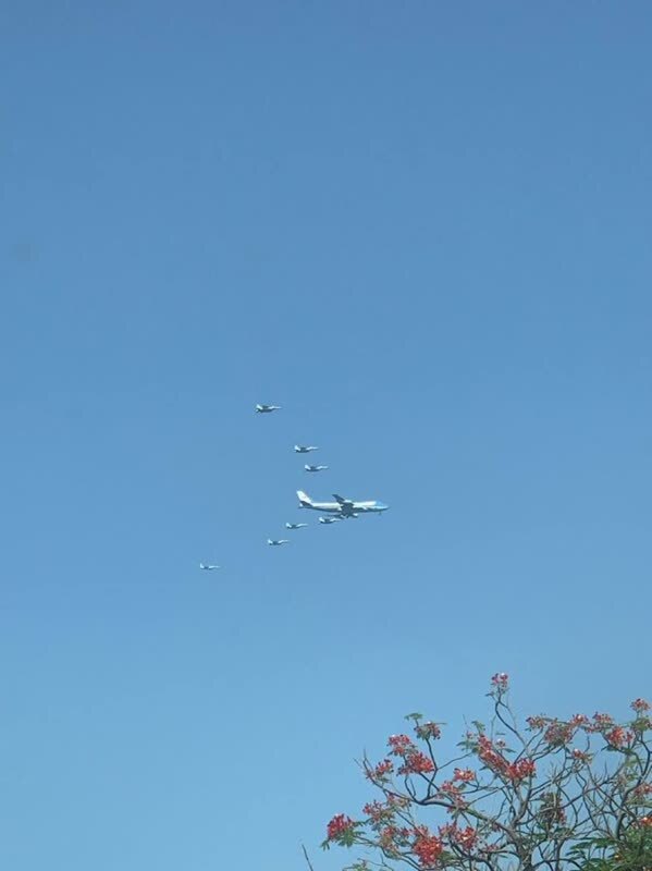 هواپیما در آسمان با اسکورت