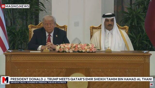 ترامپ و امیر قطر پشت میز کنار هم ترامپ و امیر قطر پشت میز کنار هم