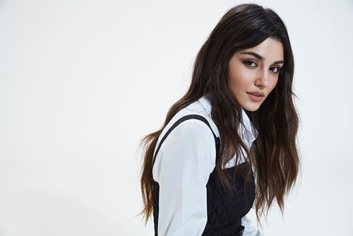 هانده ارچل با سارافون مشکی