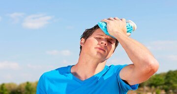 کیف آبگرم روی سر یک مرد کیف آبگرم روی سر یک مرد