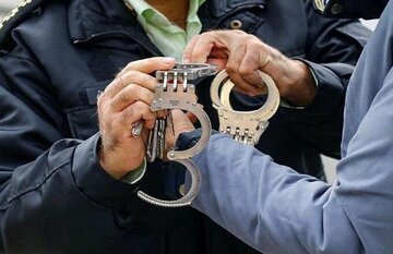 دستبند و دستان متهم دستبند و دستان متهم