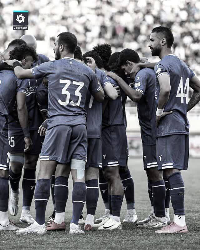 بازیکنان استقلال دست به گردن هم