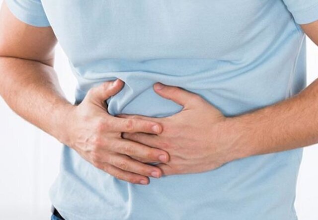 مردی که خم شده و با دو دست شکمش رو گرفته مردی که خم شده و با دو دست شکمش رو گرفته