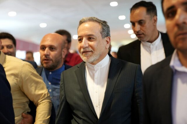 عراقچی وسط چند مرد