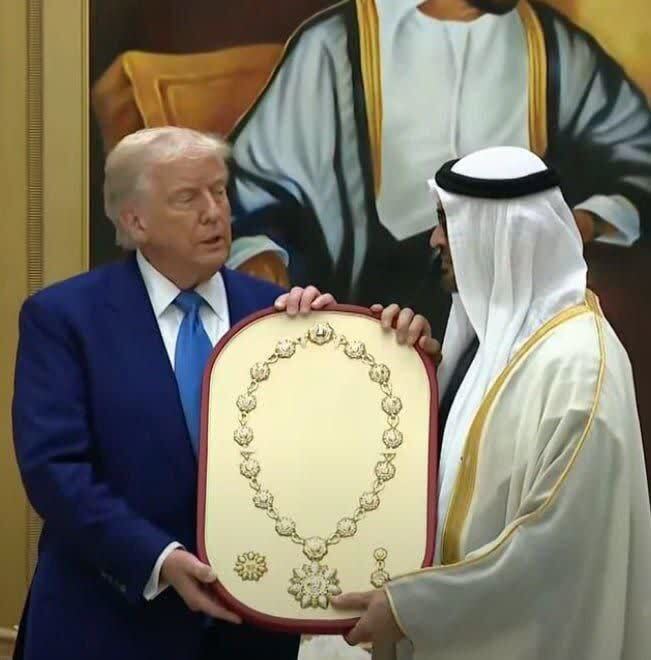 هدیه گردنبند طلا به ترامپ