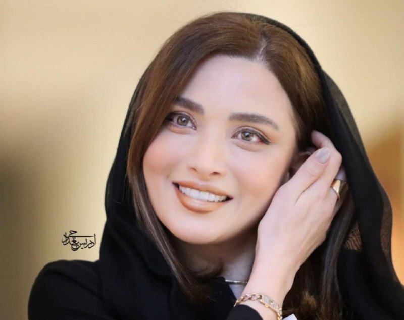 بهنوش طباطبایی با لبخند