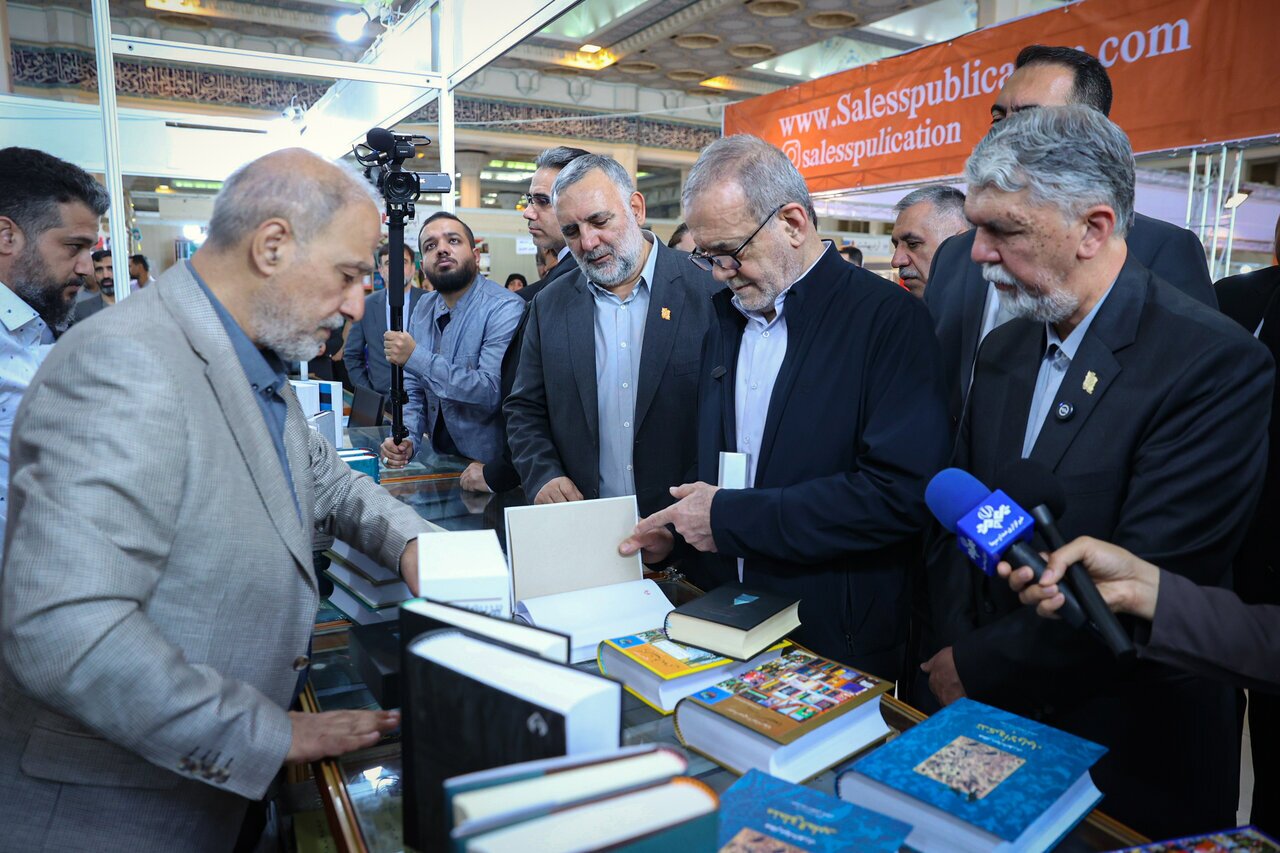مسعود پزشکیان  در نمایشگاه کتاب
