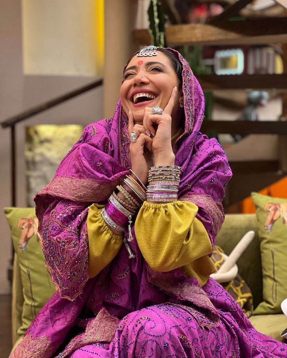 نیکی مظفری با لباس و اکسسوری‌های هندی