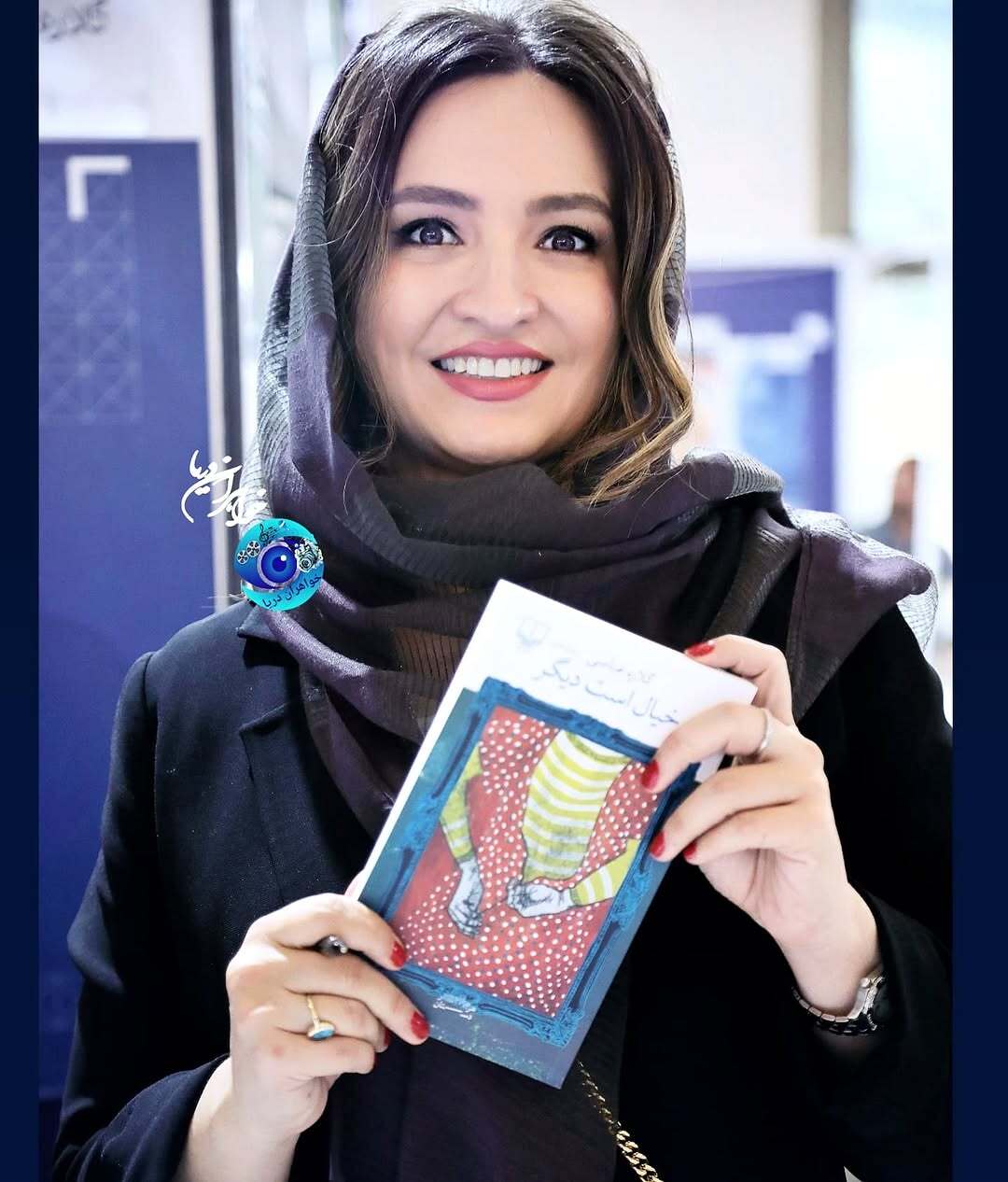 بازیگر شهرزاد با کیف زنجیردار