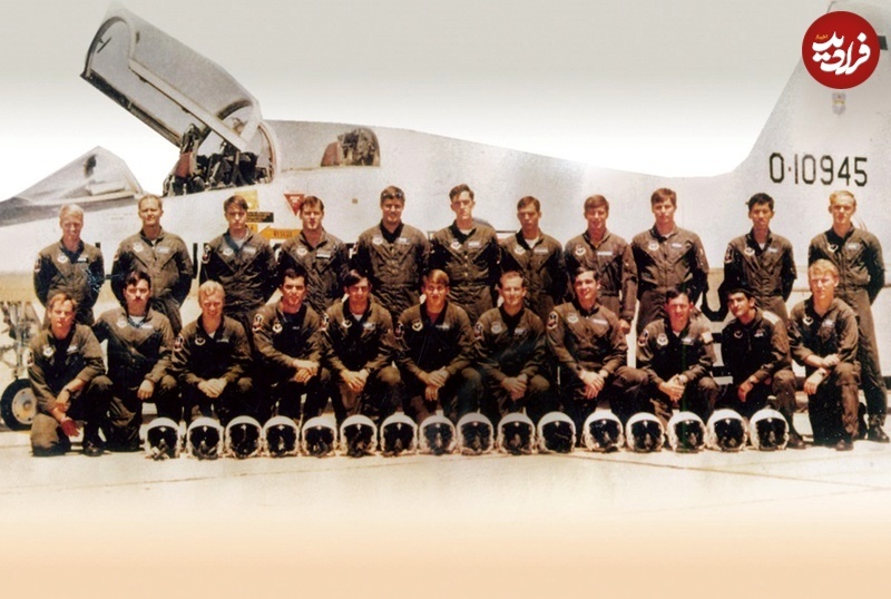 شهید بابایی در کنار خلبان‌های آمریکایی