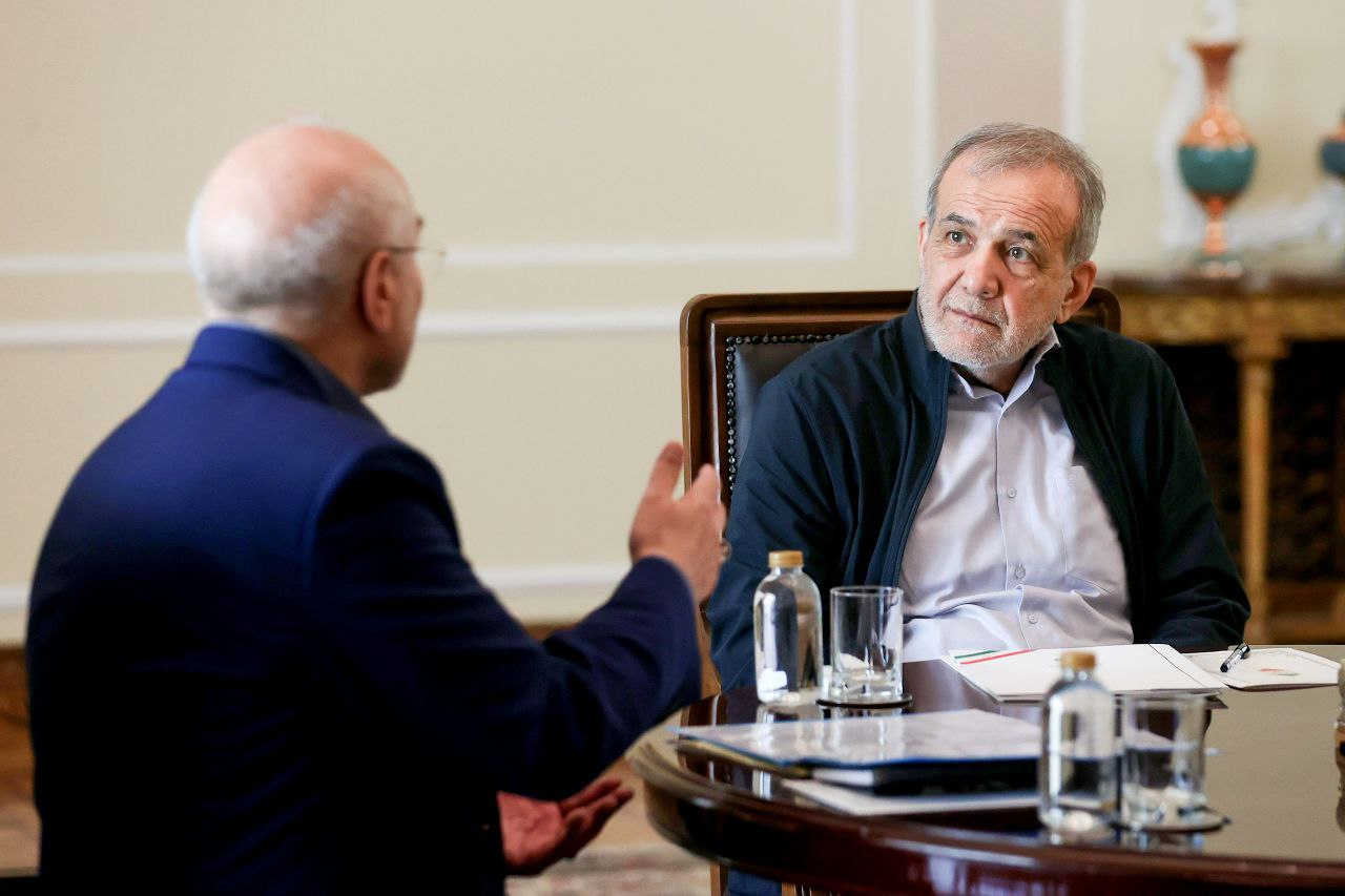 پزشکیان در کنار قالیباف