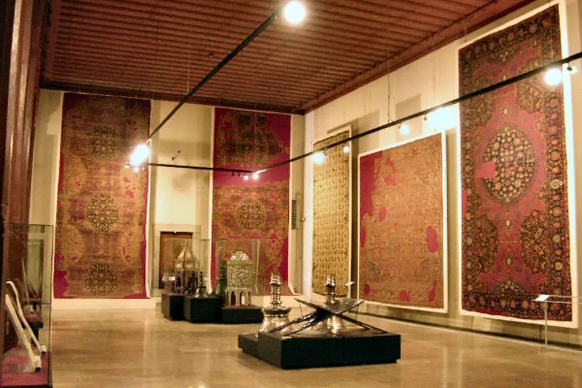 سرقت فرش‌های موزه مقدم