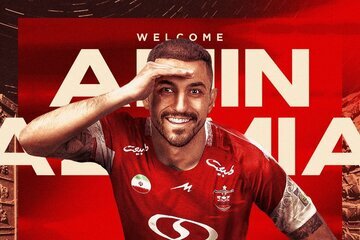 محمدامین کاظمیان با دست روی پیشانی محمدامین کاظمیان با دست روی پیشانی