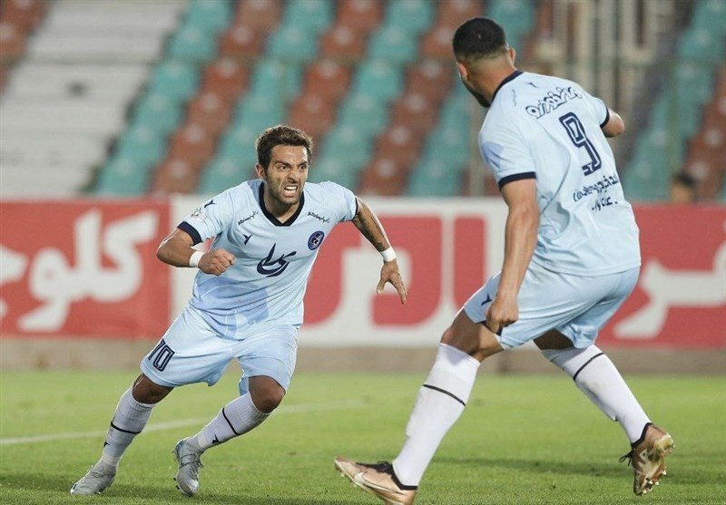 دو بازیکن تیم پیکان