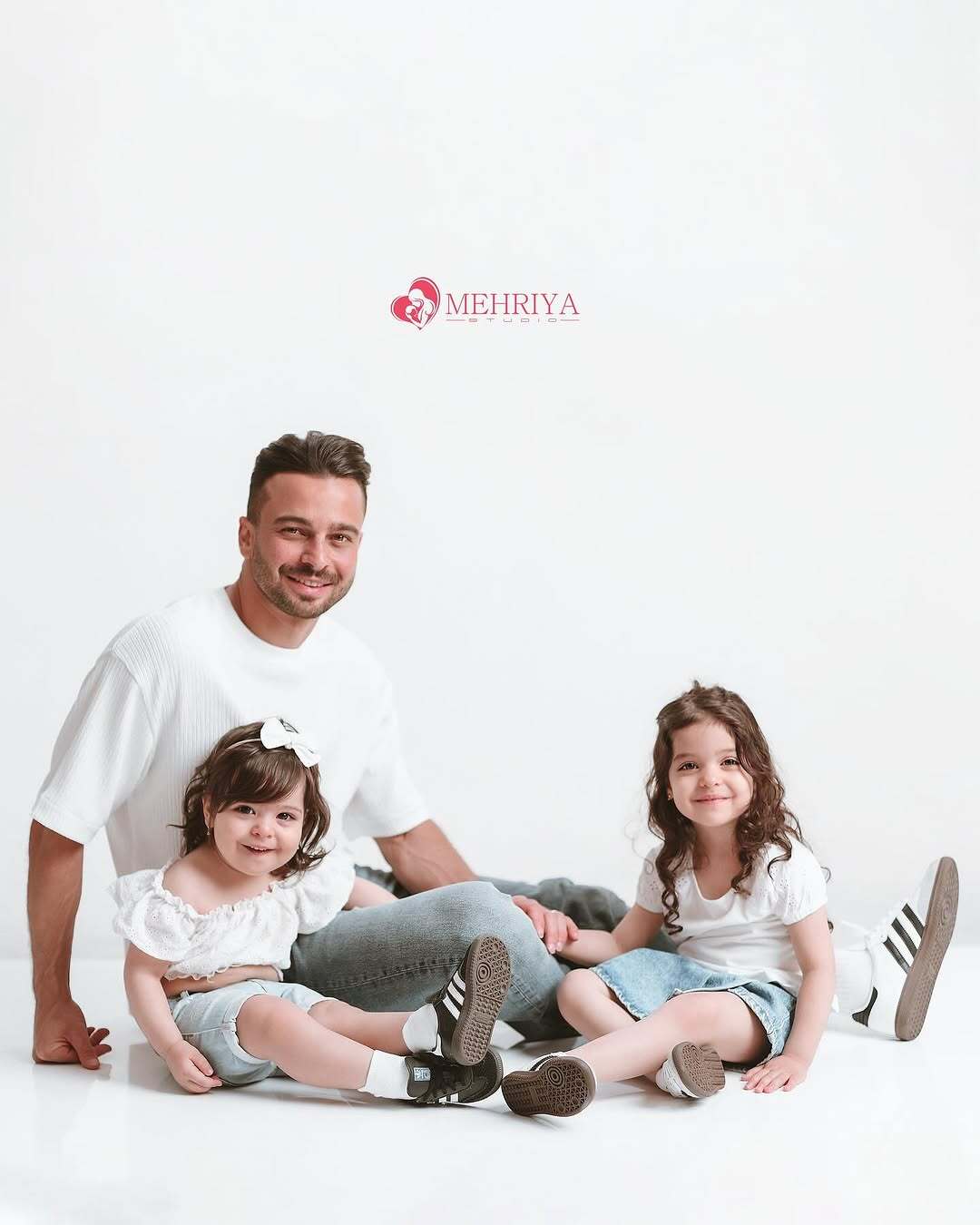 سروش رفیعی در کنار دخترانش