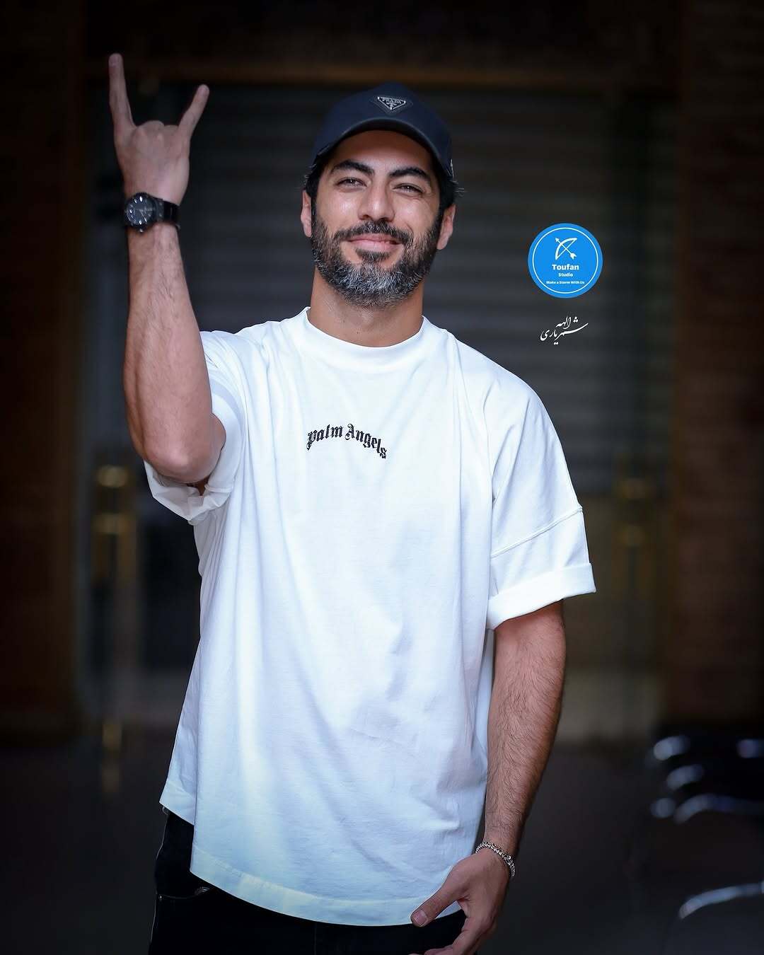 نوید پورفرج با تیشرت لانگ