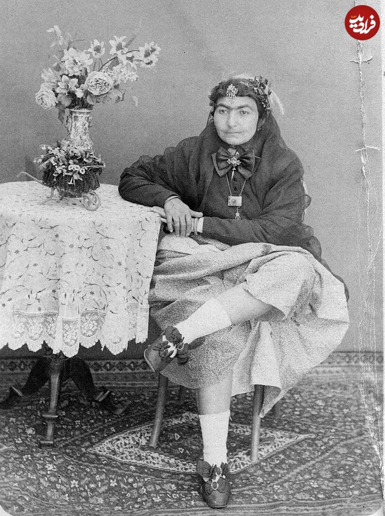 دو زن قجری با پوشش اروپایی