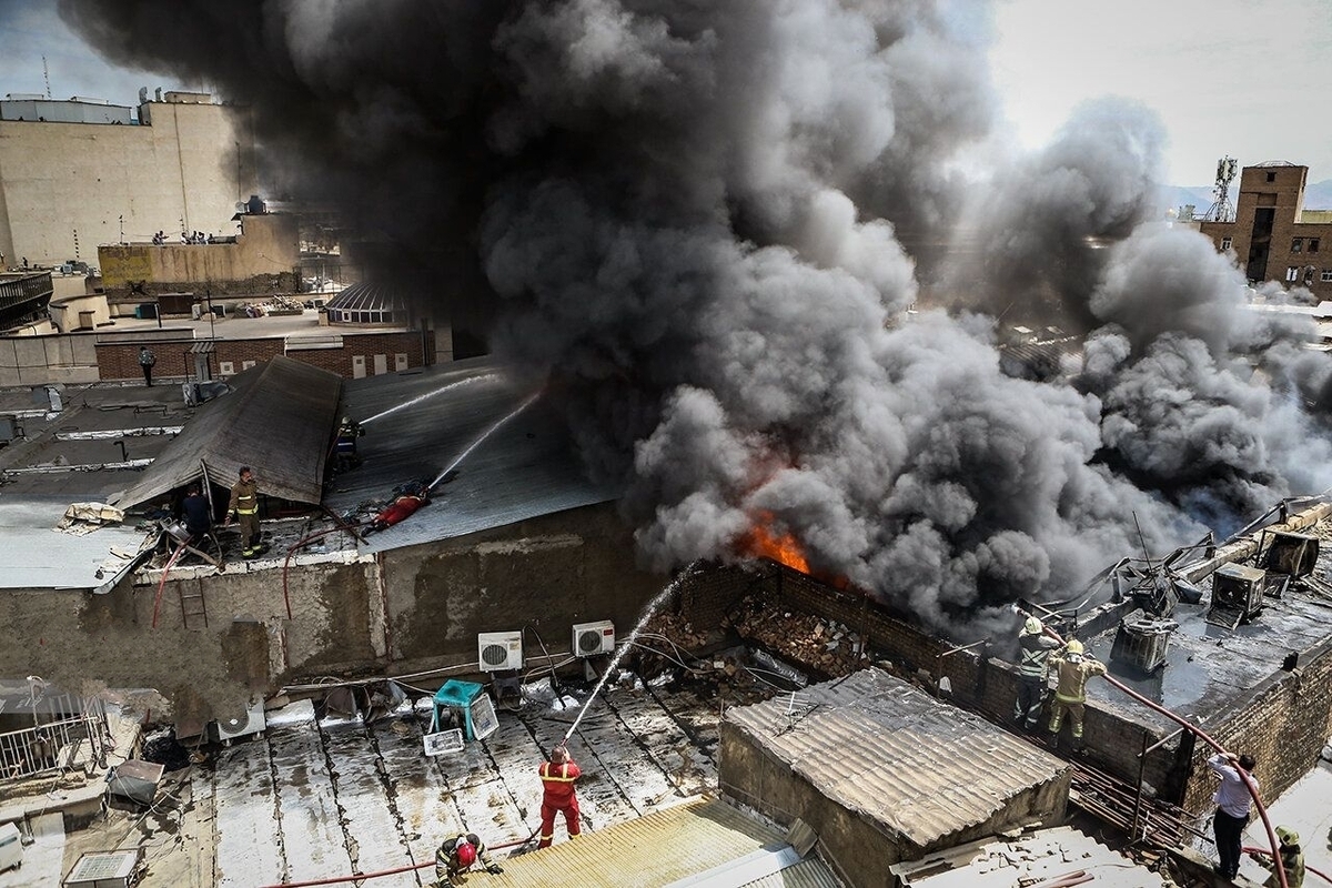 آتش در بازار آهن تهران خاموش شد مهار کامل آتشسوزی بازار آهن تهران