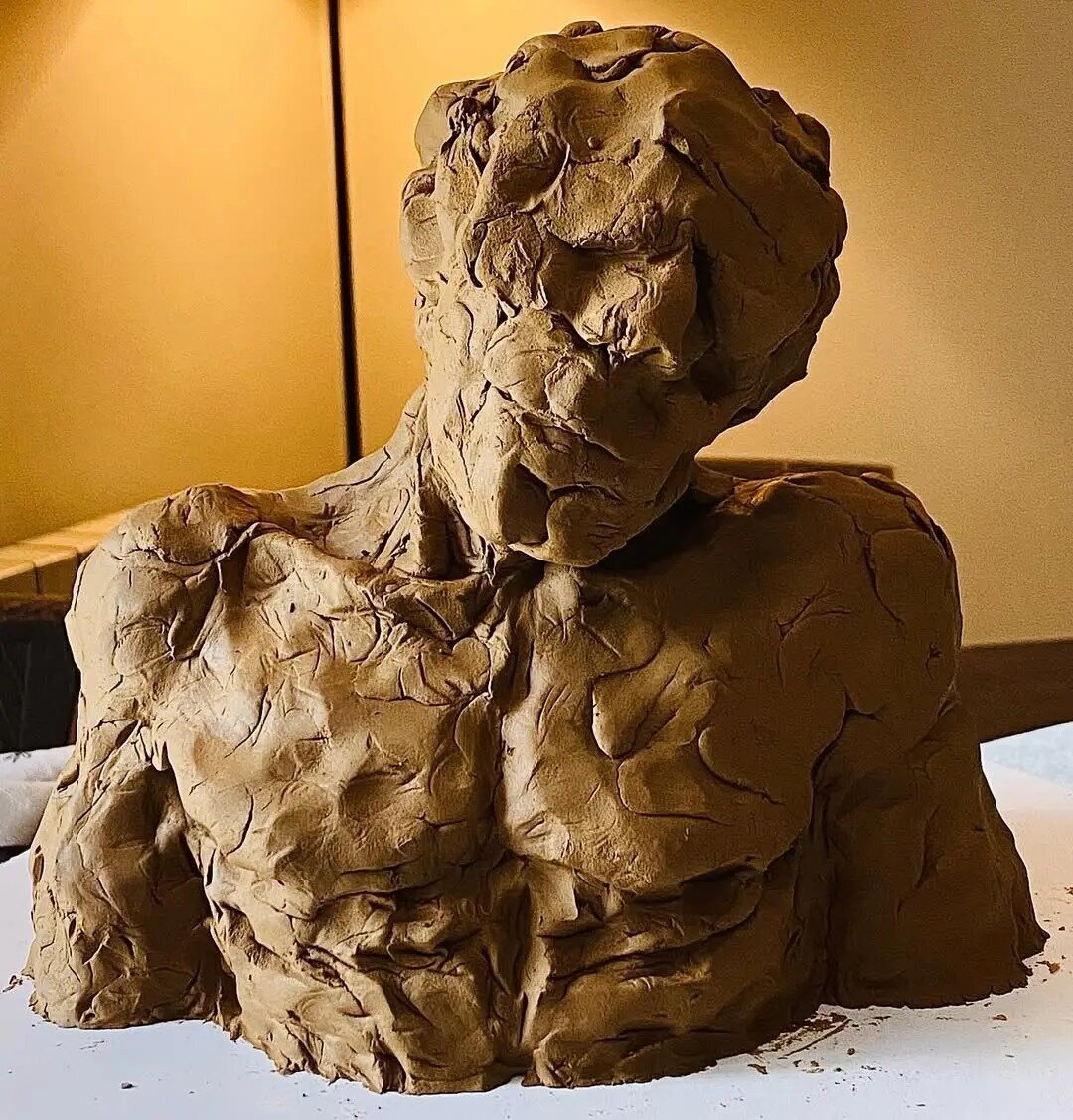 مجسمه گِلی پارسا پیروزفر دست به دست شد