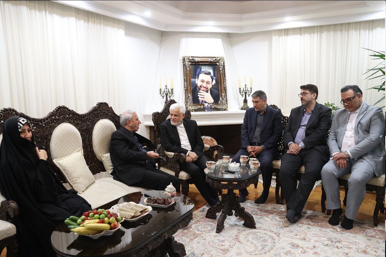 دیدار عارف با خانواده رئیسی