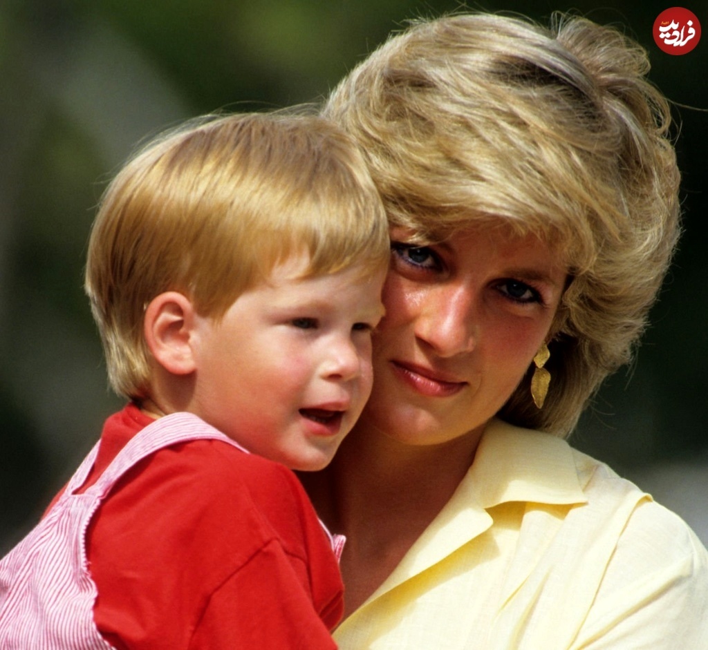 شاهزاده هری در آغوش مادرش