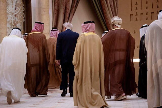 ترامپ به همراه یک عده شیخ عرب پشت به دوربین