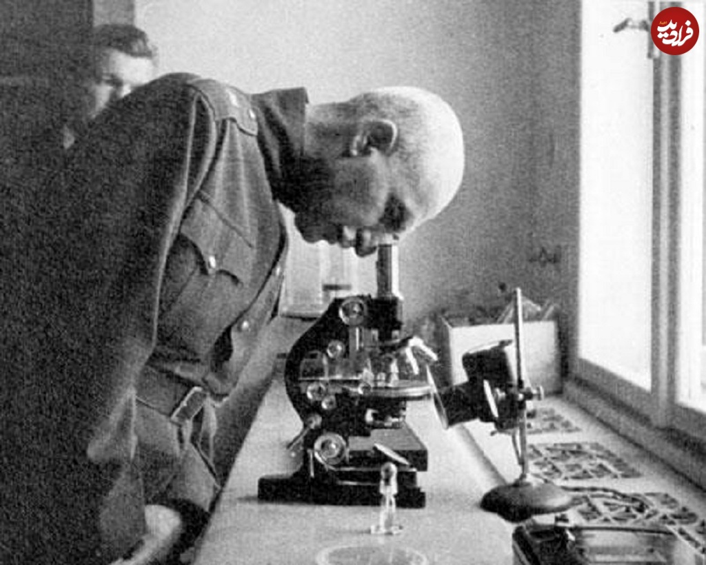 رضاخان در حال بررسی میکروسکوپ